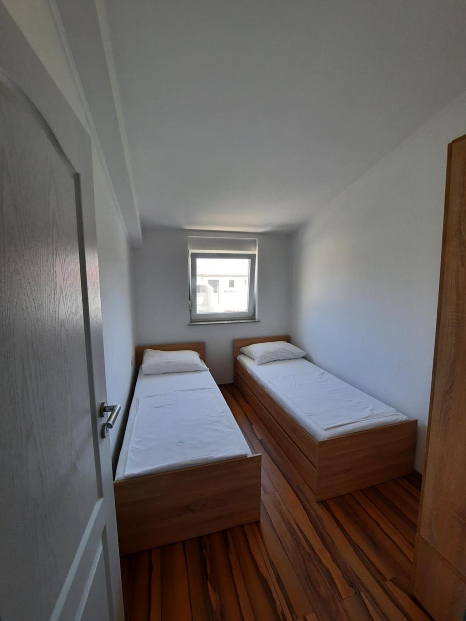 Apartments Maretic Mandre Esterno foto